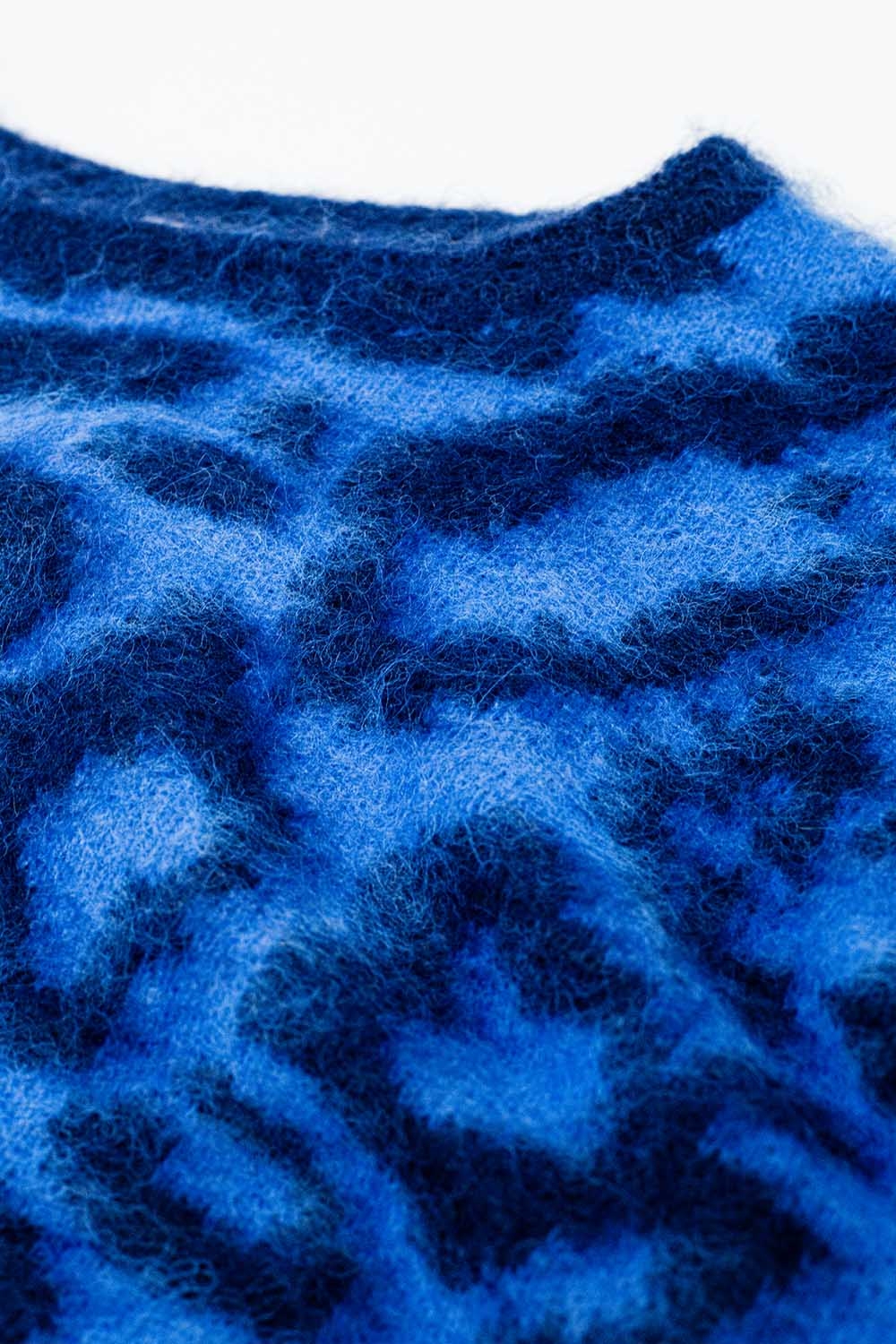 Jersey azul con estampado de leopardo de punto con lana Jersey azul con estampado de leopardo de punto con lana