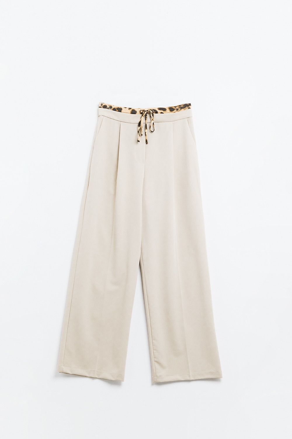 Pantalón largo plisado beige con detalle de leopardo en la cintura Pantalón largo plisado beige con detalle de leopardo en la cintura