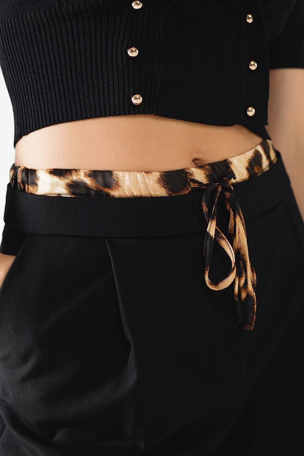 Pantal&oacute;n largo negro plisado con detalle de leopardo en la cintura