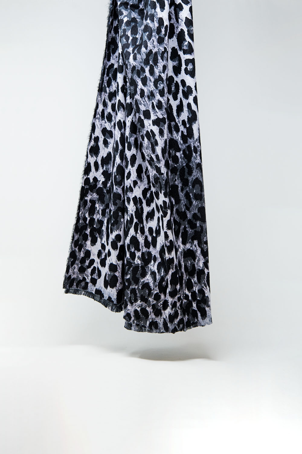 Fino pa&ntilde;uelo tejido con estampado de leopardo en gris