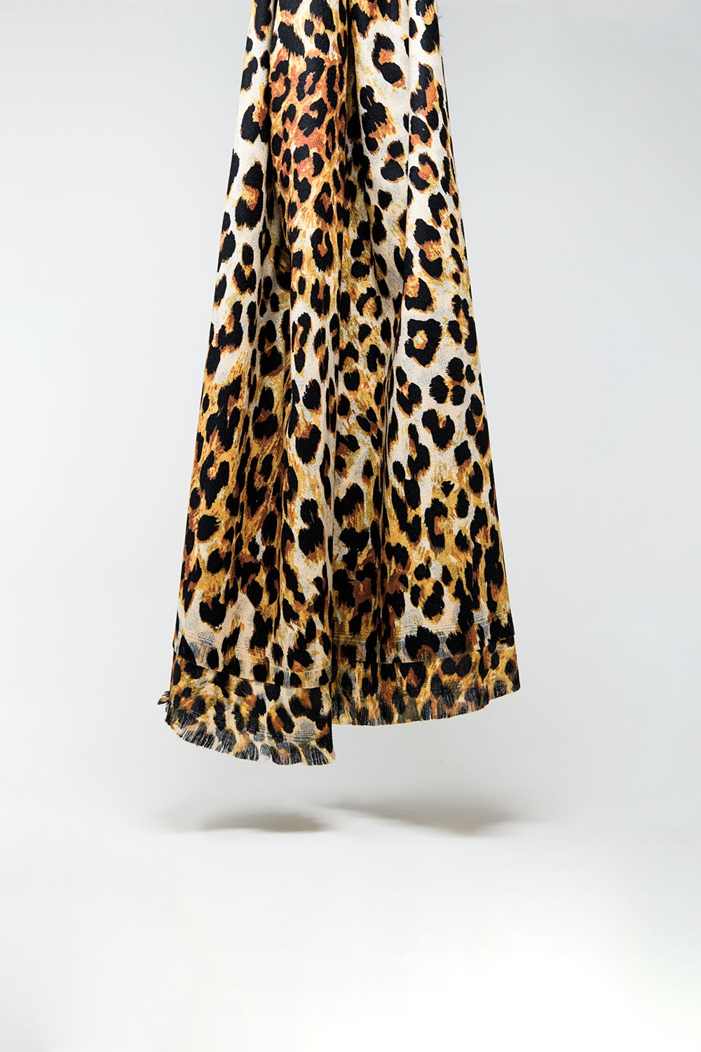 Fino pa&ntilde;uelo tejido con estampado de leopardo en camel