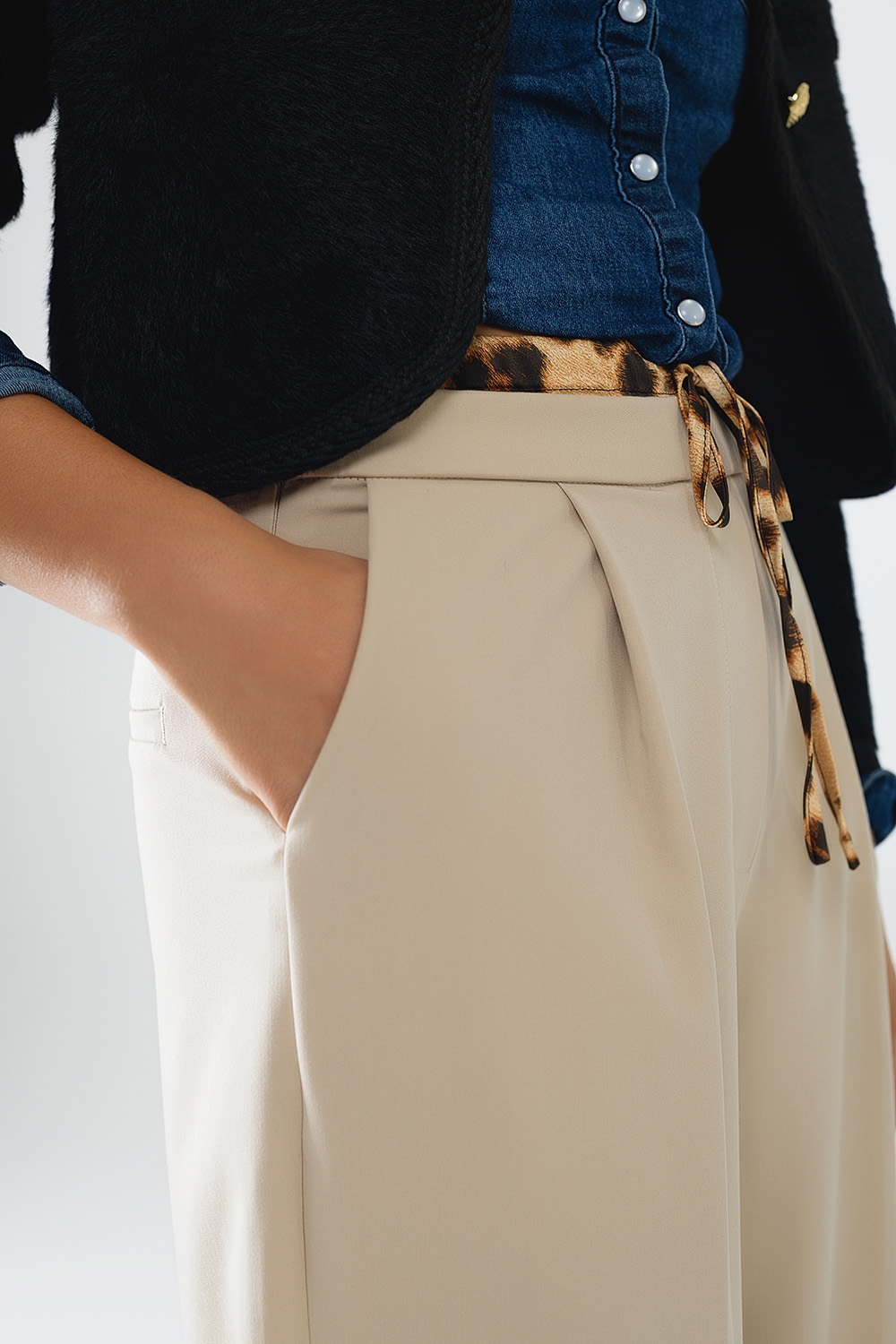 Pantalón largo plisado beige con detalle de leopardo en la cintura Pantalón largo plisado beige con detalle de leopardo en la cintura
