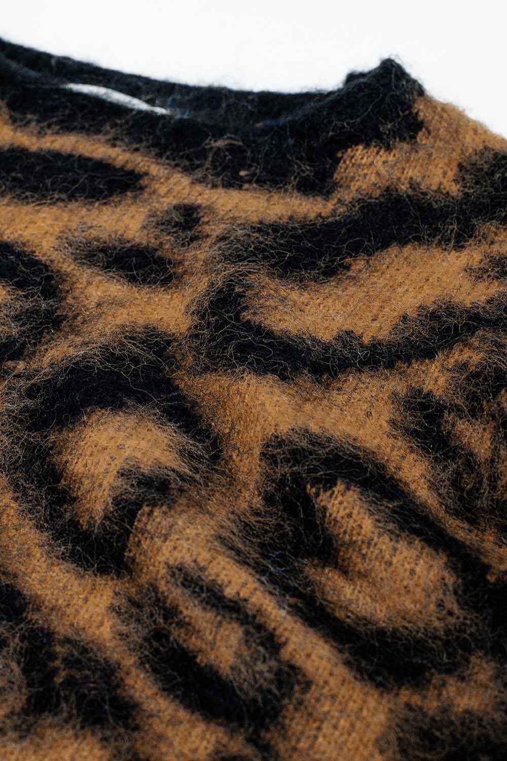 jersey negro con estampado de leopardo de punto con lana