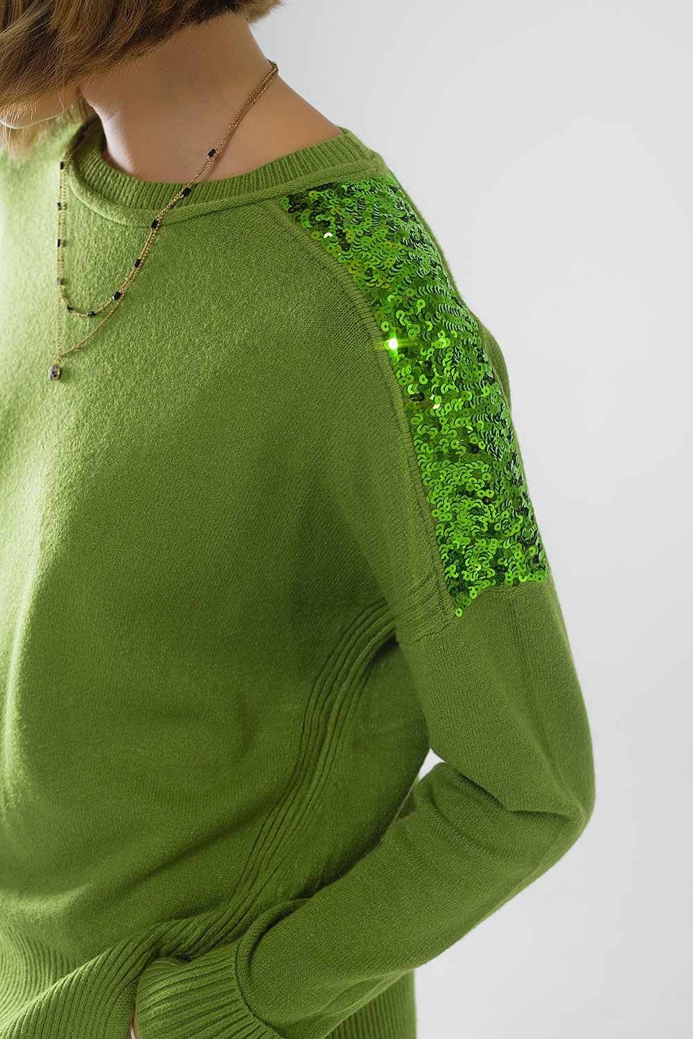 Suéter verde de manga larga con lentejuelas en los hombros Suéter verde de manga larga con lentejuelas en los hombros