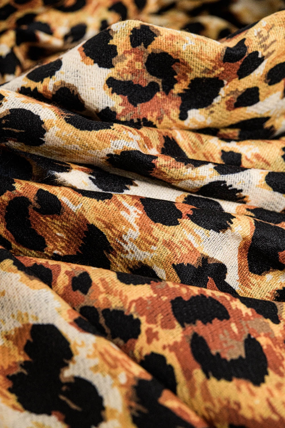 Fino pa&ntilde;uelo tejido con estampado de leopardo en camel