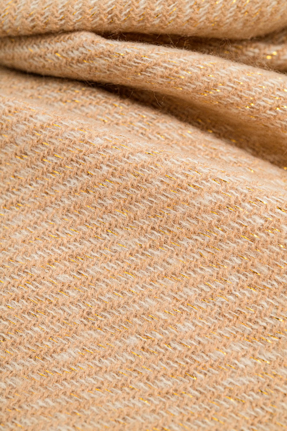 Pa&ntilde;uelo color camel con detalle de hilo dorado