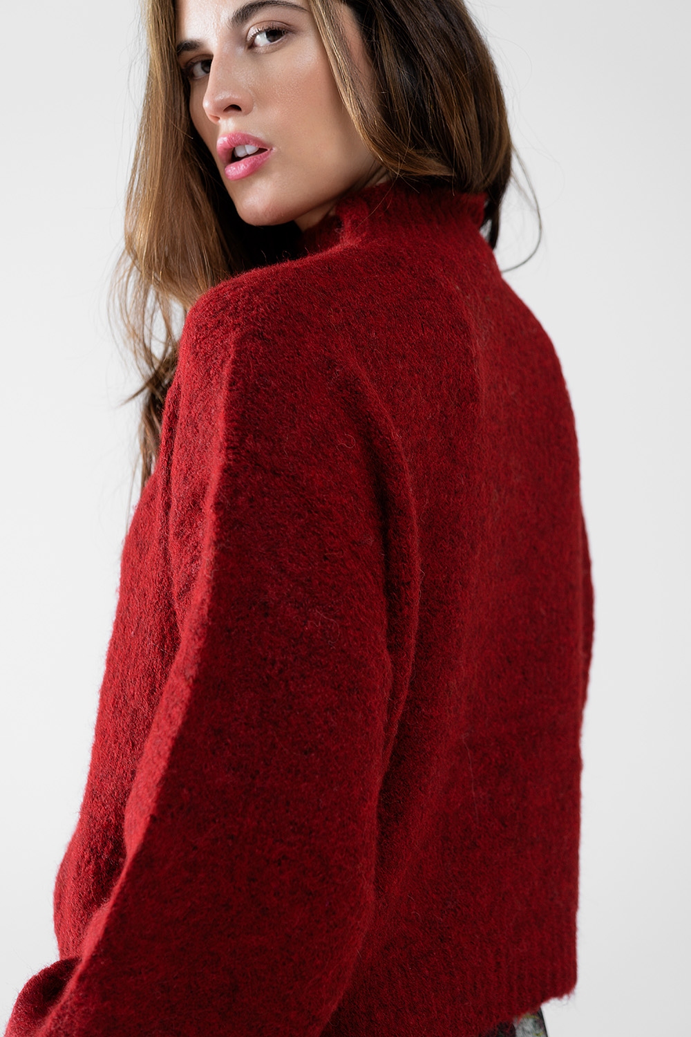 Jersey rojo esponjoso con cuello alto y mangas globo Jersey rojo esponjoso con cuello alto y mangas globo