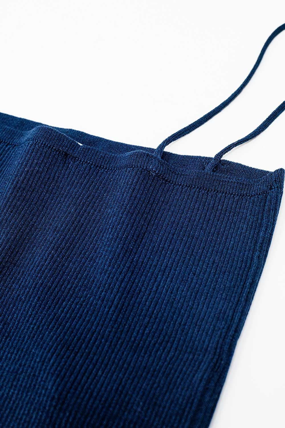 Top básico de punto en azul marino con tirantes finos Top básico de punto en azul marino con tirantes finos