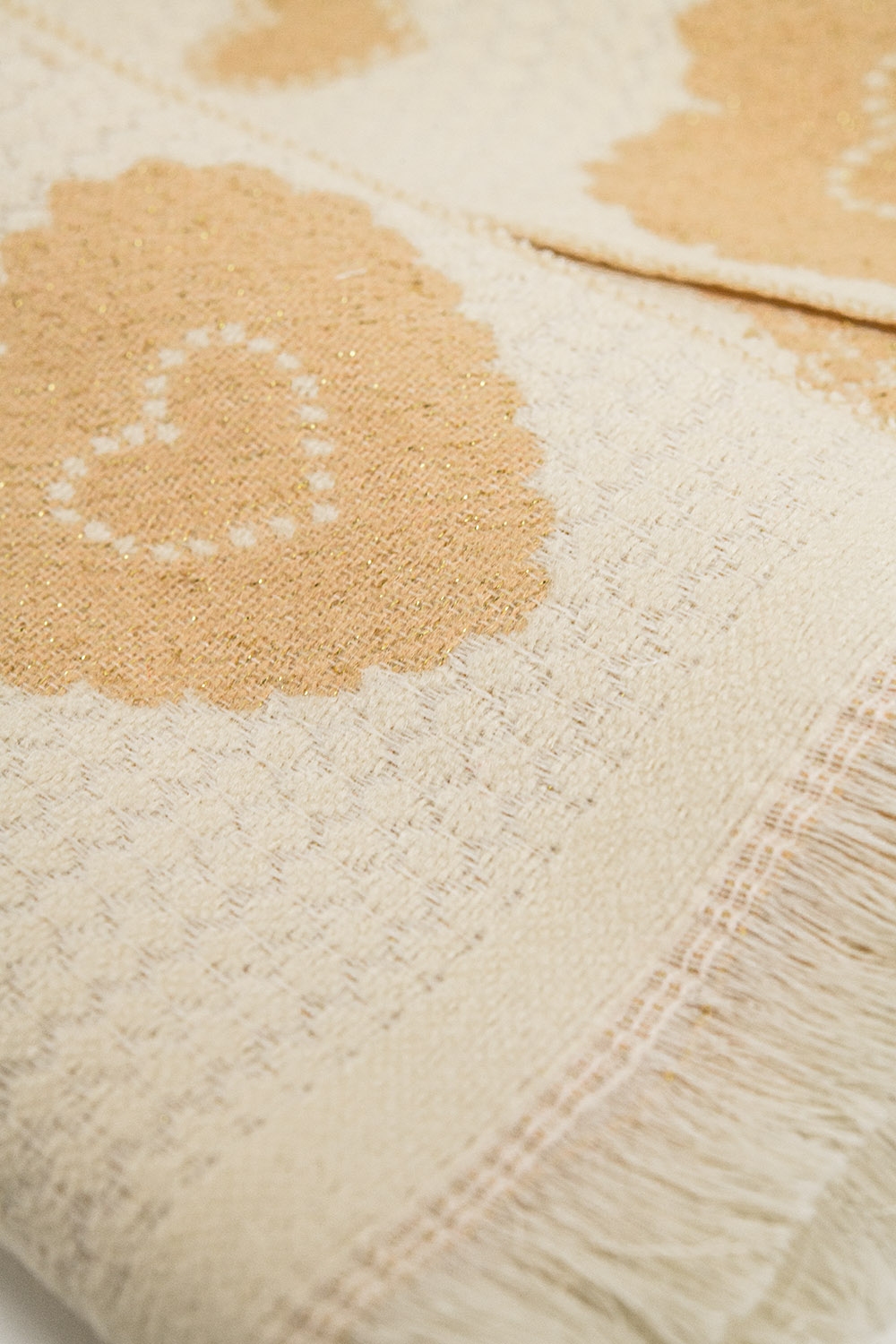 pa&ntilde;uelo beige con estampado de corazones y detalle de hilo dorado