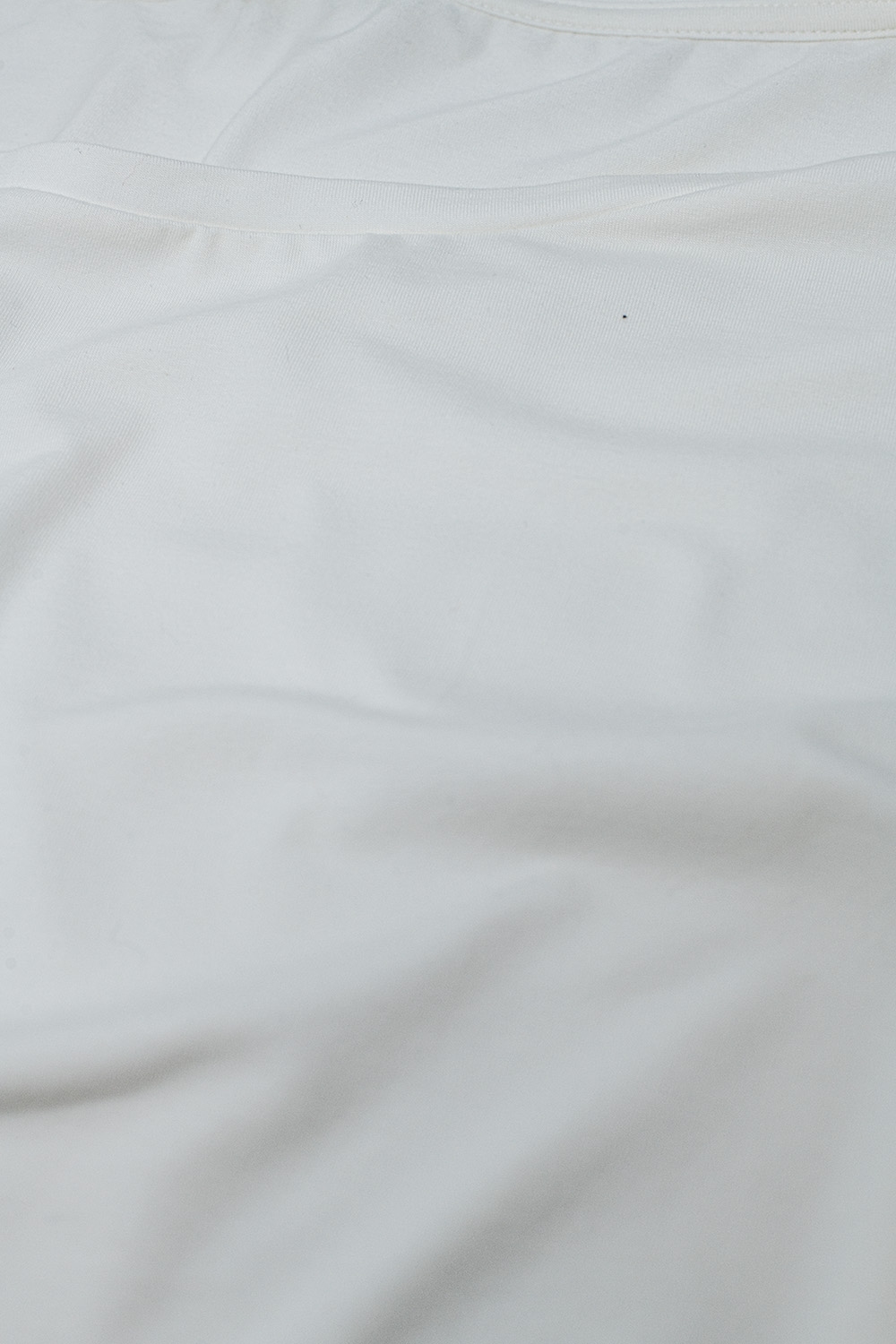 camiseta blanca de tejido el&aacute;stico fino con cuello barco