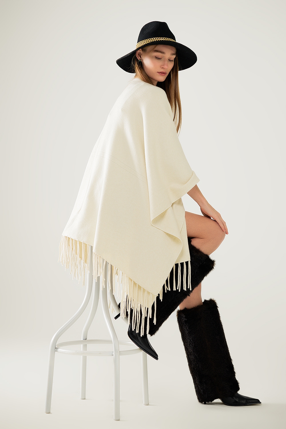 Suave poncho de punto beige con flecos