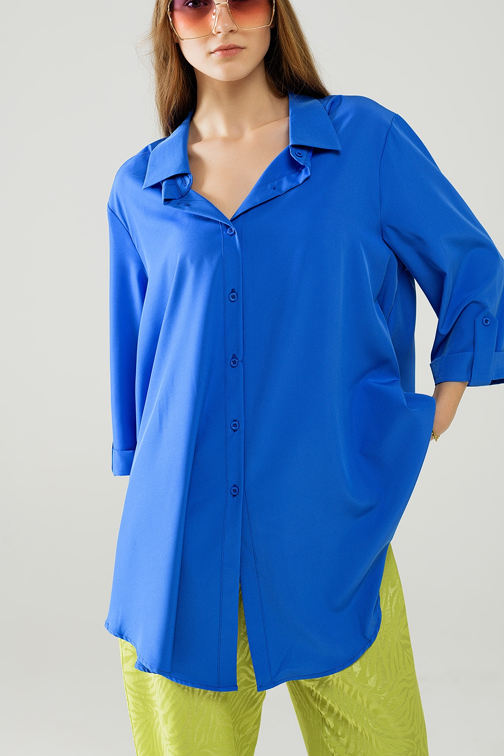 Camisa confeccionada en tejido muy suave y ligero en color azul el&eacute;ctrico.