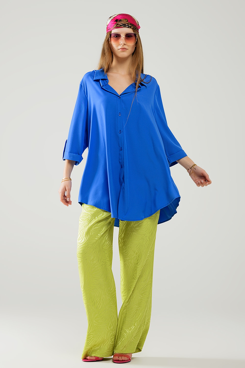 Camisa confeccionada en tejido muy suave y ligero en color azul el&eacute;ctrico.