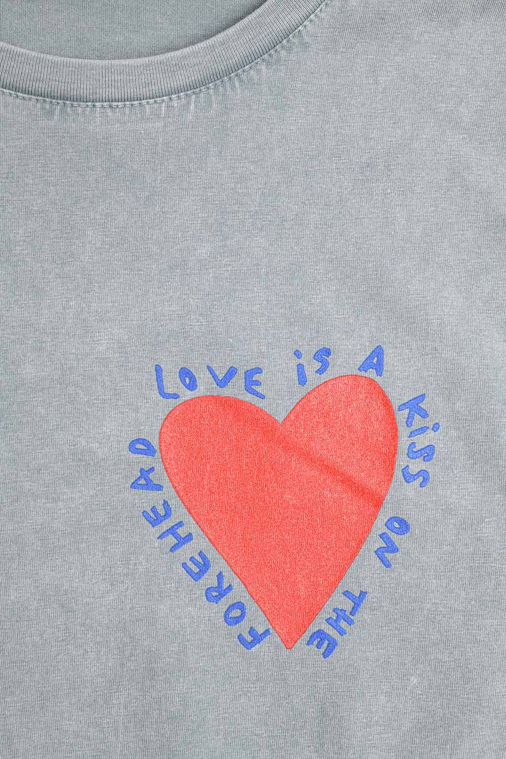 Camiseta gris con diseño de corazón en la parte delantera y trasera Camiseta gris con diseño de corazón en la parte delantera y trasera