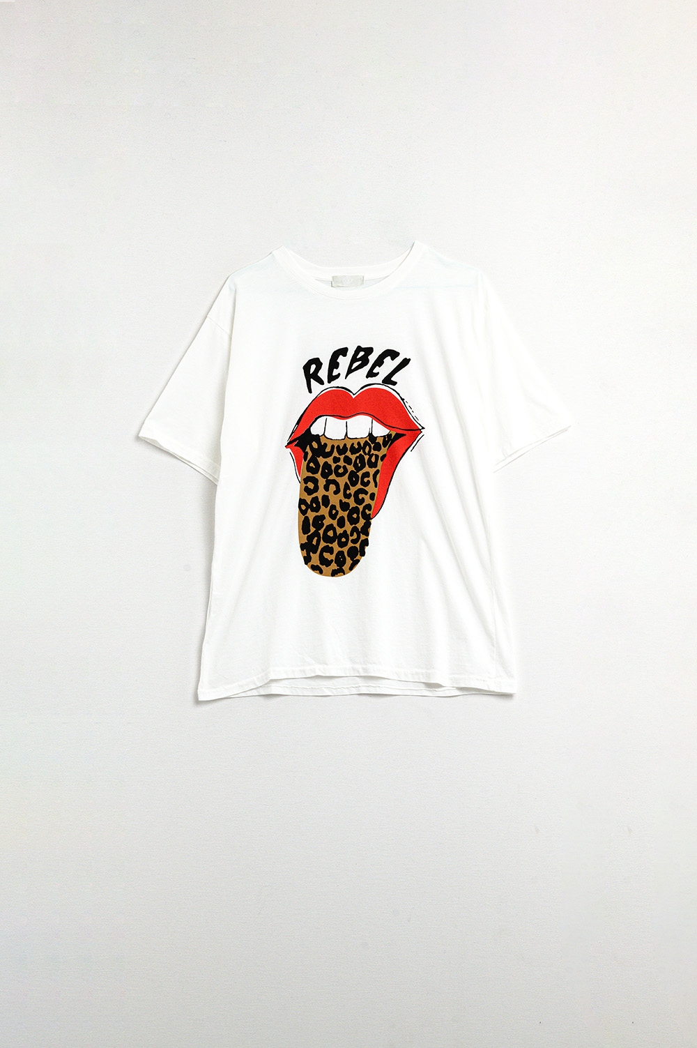 Camiseta blanca relajada con estampado gr&aacute;fico Rebel y Lips