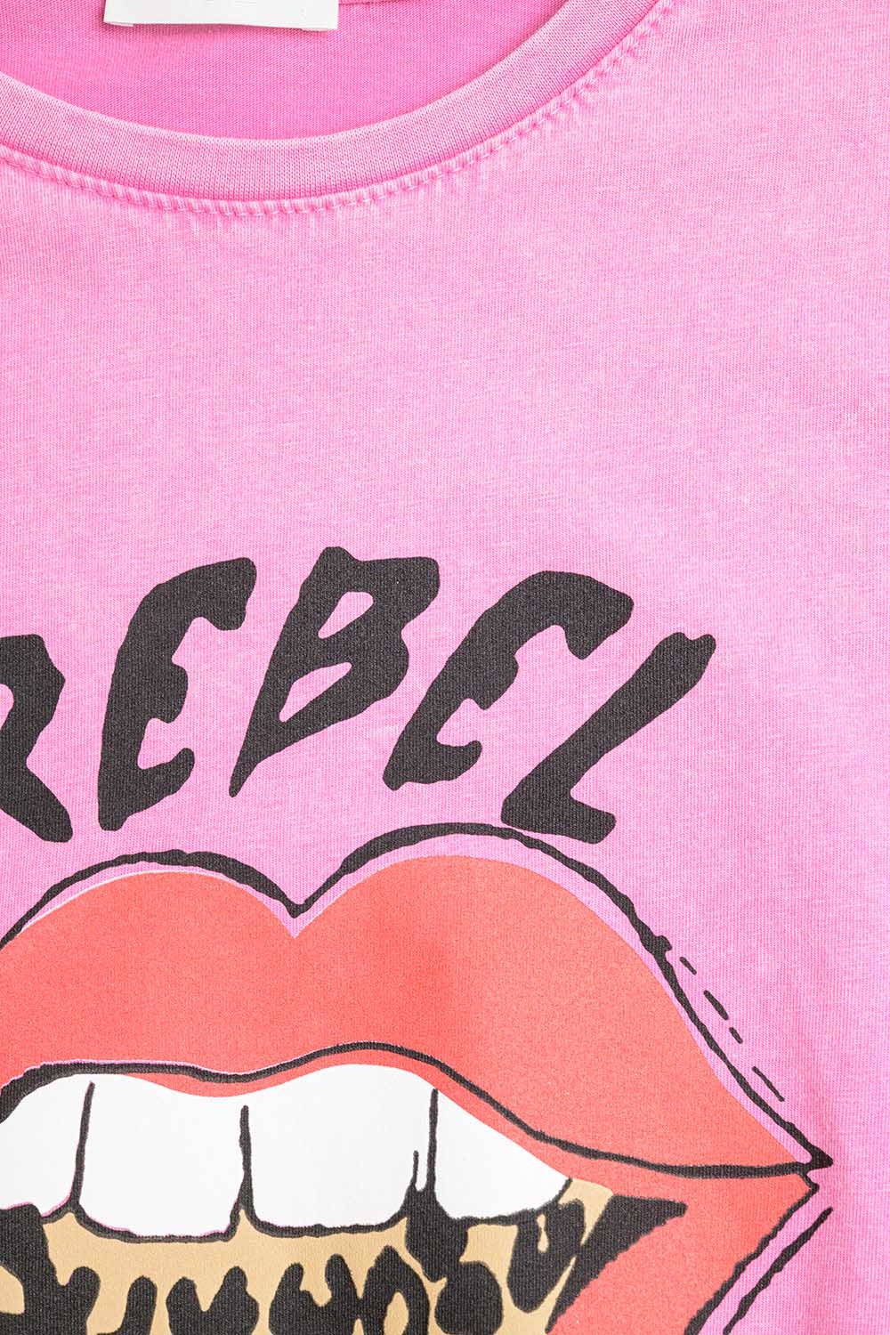 Camiseta gráfica Pink Rebel con estampado de leopardo en la lengüeta Camiseta gráfica Pink Rebel con estampado de leopardo en la lengüeta