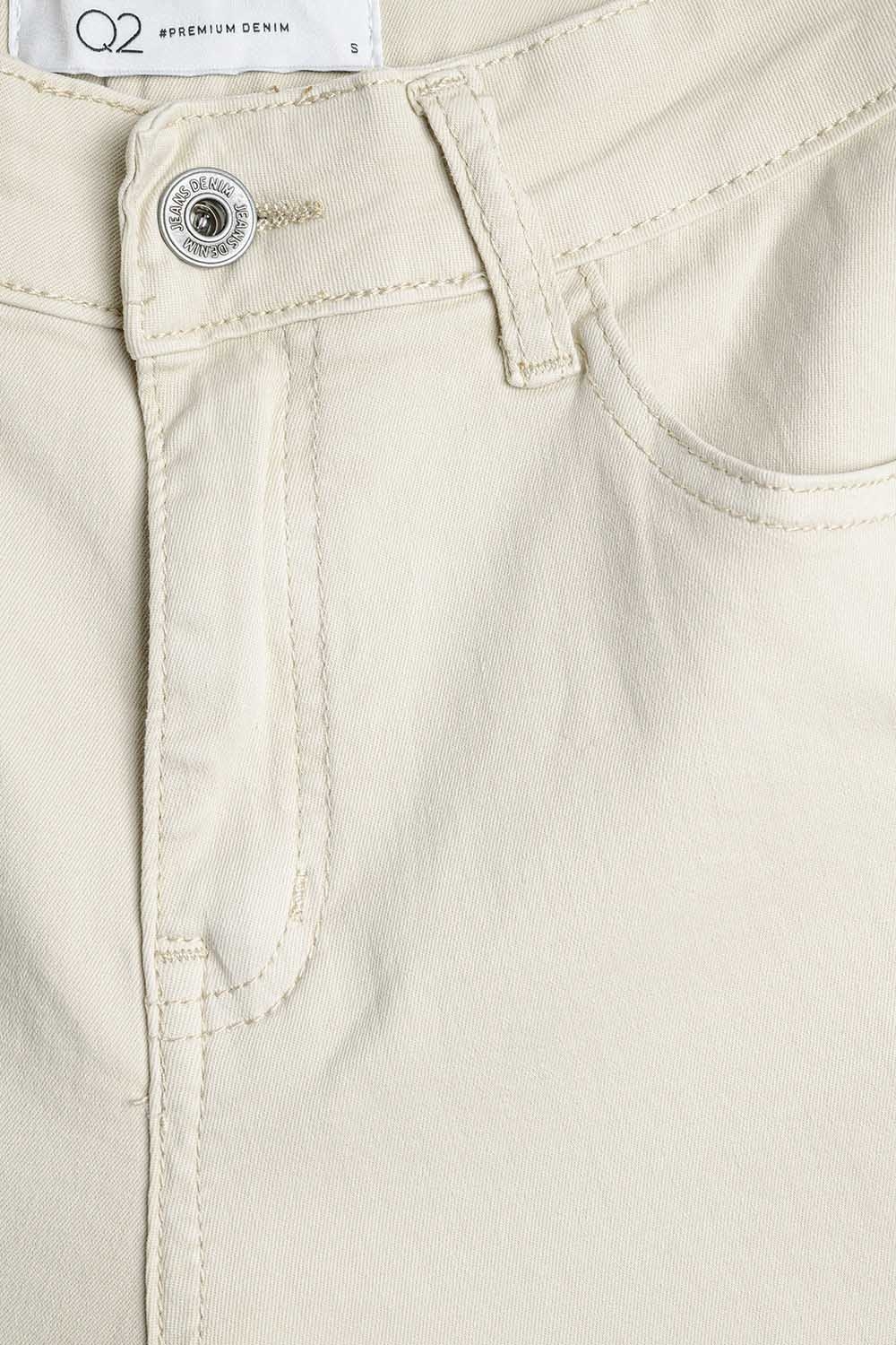 Pantalones beige de pierna ancha y corte recto Pantalones beige de pierna ancha y corte recto