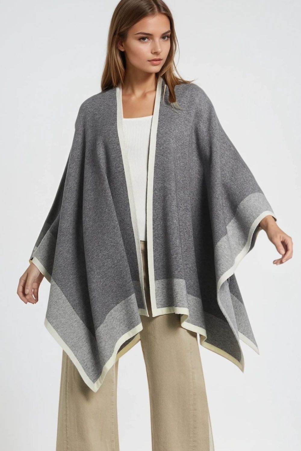 Poncho de punto gris con ribete crudo Poncho de punto gris con ribete crudo