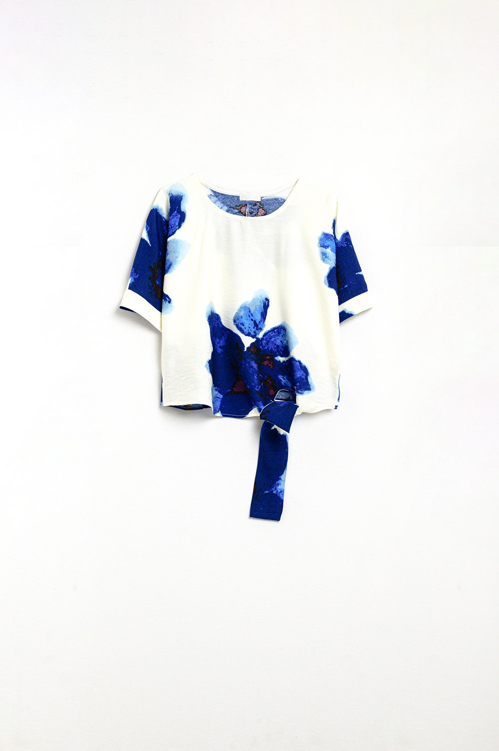 Blusa corta blanca con estampado floral tropical en azul Blusa corta blanca con estampado floral tropical en azul