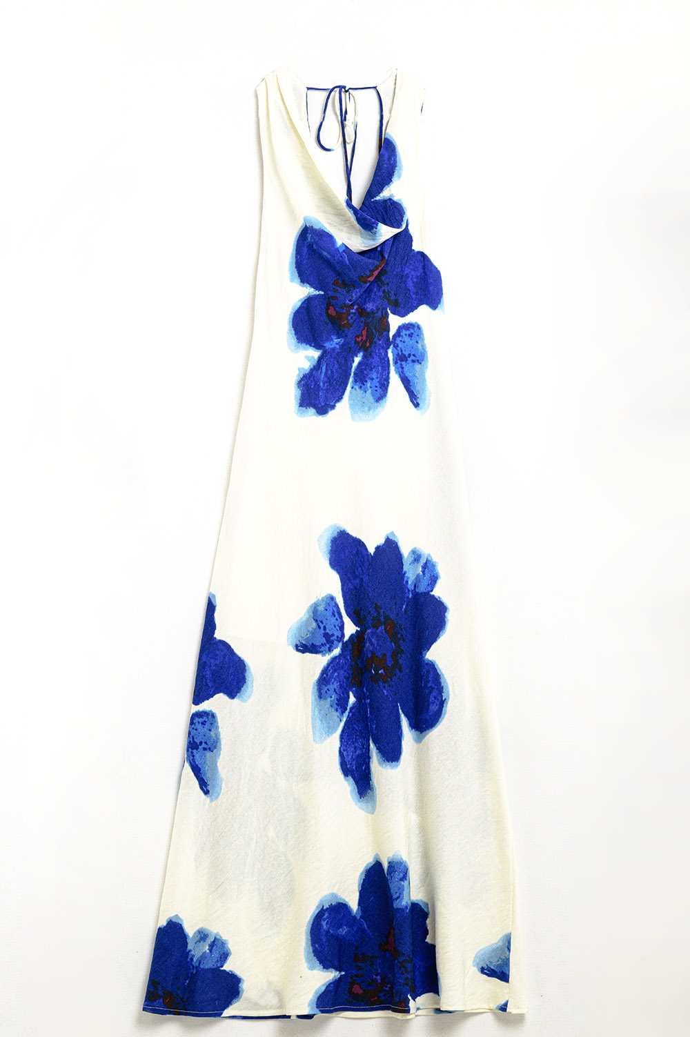 Vestido maxi azul sin mangas y con estampado floral
