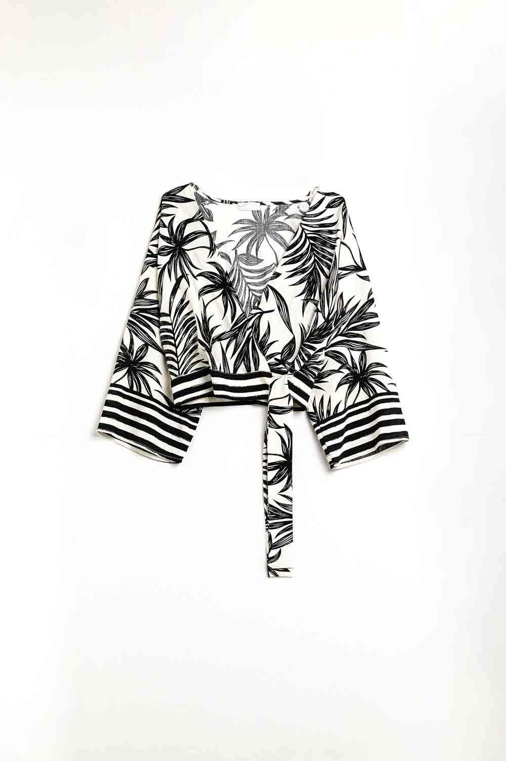 Top corto en blanco con motivo tropical en negro Top corto en blanco con motivo tropical en negro
