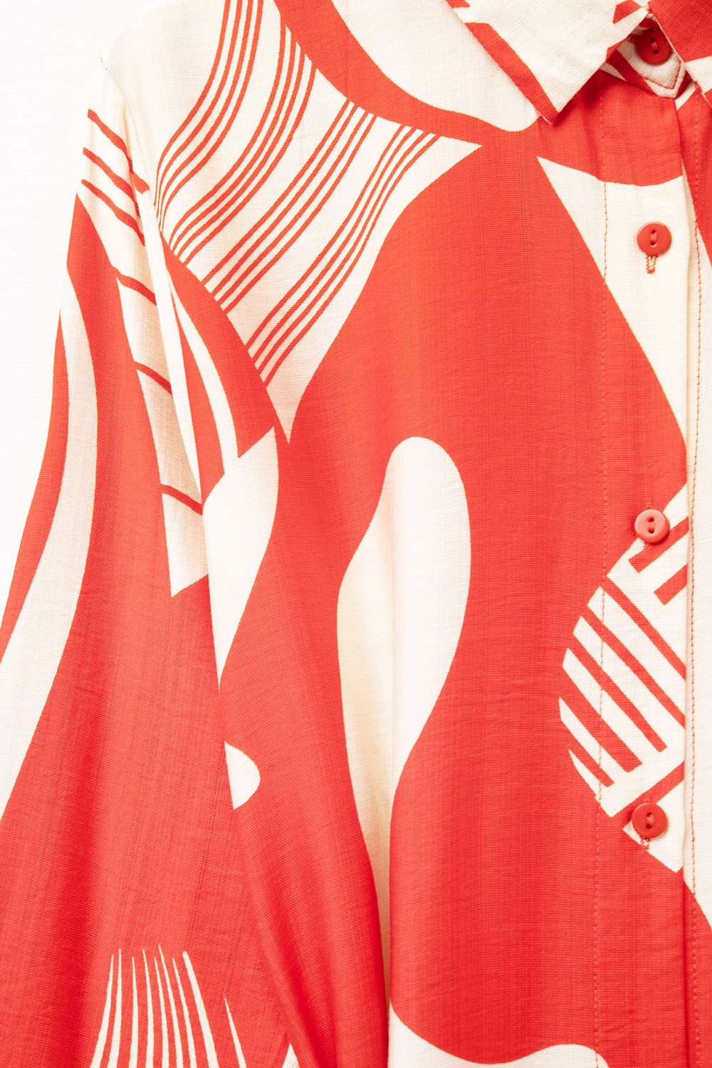 vestido abotonado con estampado abstracto en rojo