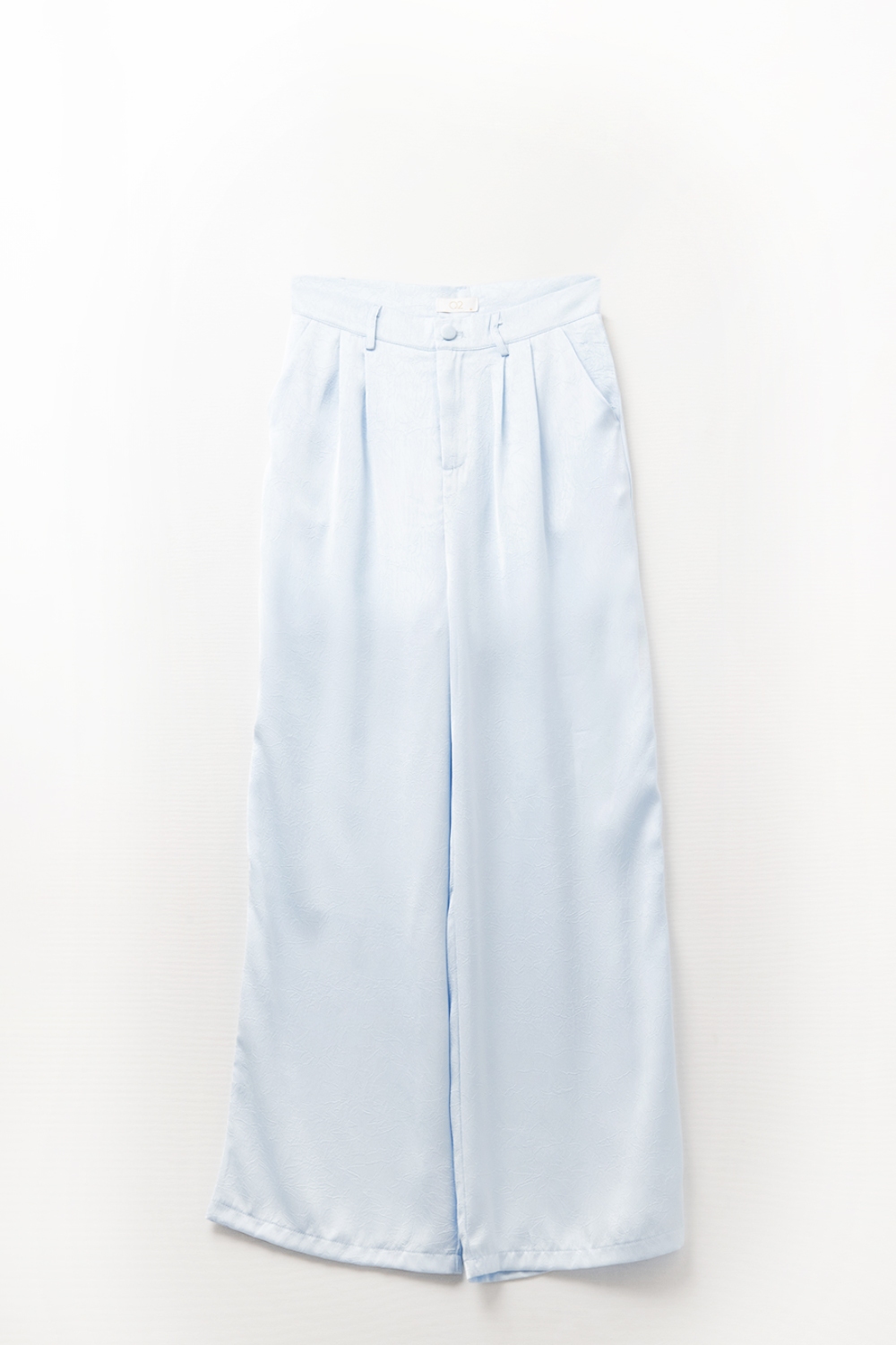Pantalones de satén a medida con pierna ancha en azul bebé Pantalones de satén a medida con pierna ancha en azul bebé