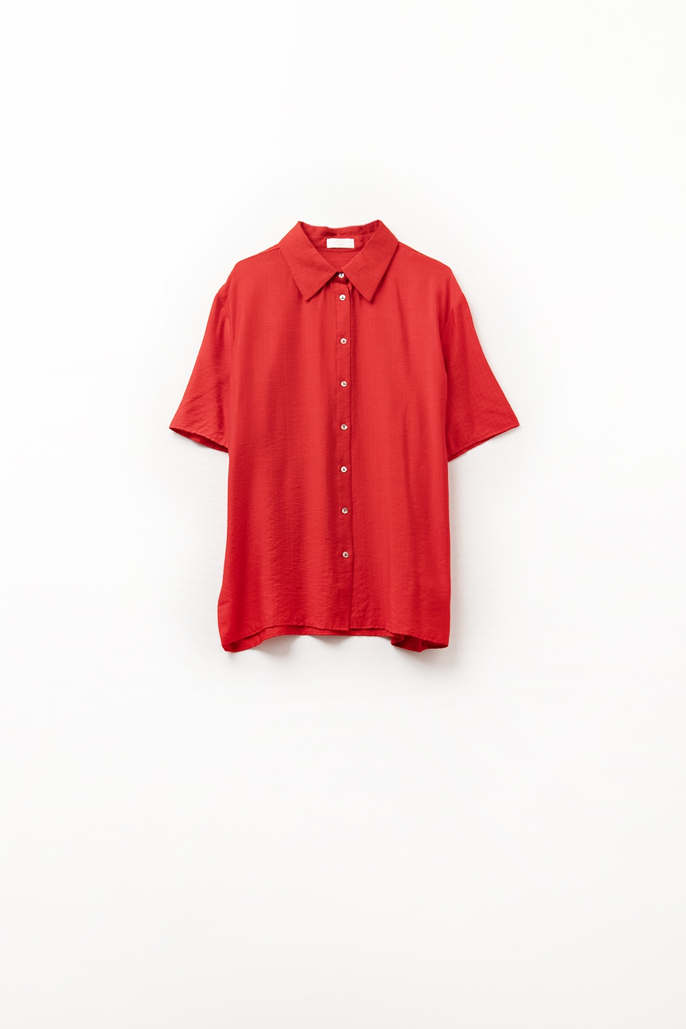 Camisa roja de manga corta con pliegue en la manga Camisa roja de manga corta con pliegue en la manga