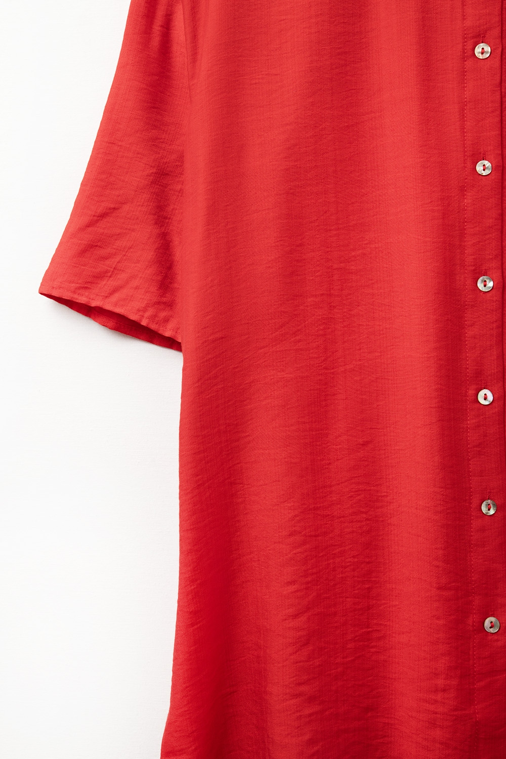 Camisa roja de manga corta con pliegue en la manga Camisa roja de manga corta con pliegue en la manga