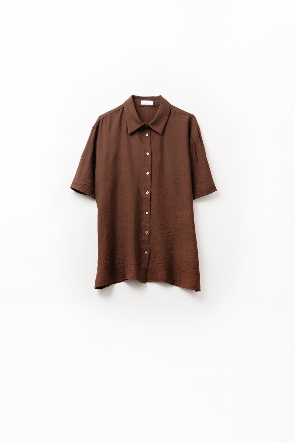 Camisa marrón chocolate con mangas cortas y pliegue en la manga Camisa marrón chocolate con mangas cortas y pliegue en la manga