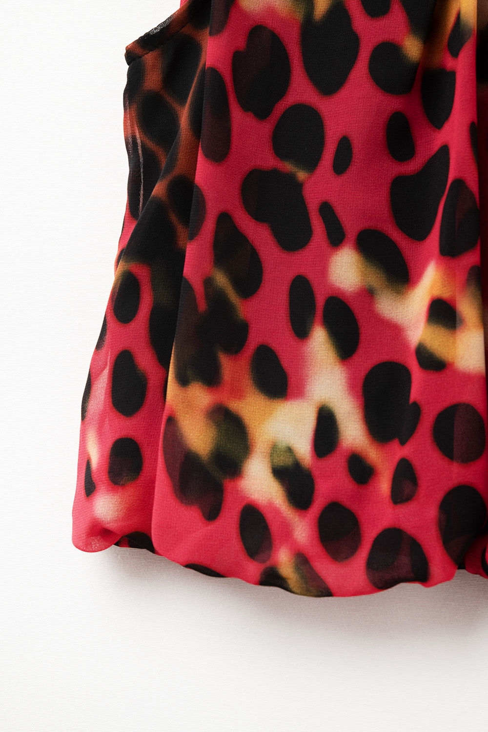 Top plisado con estampado animal en rojo y negro