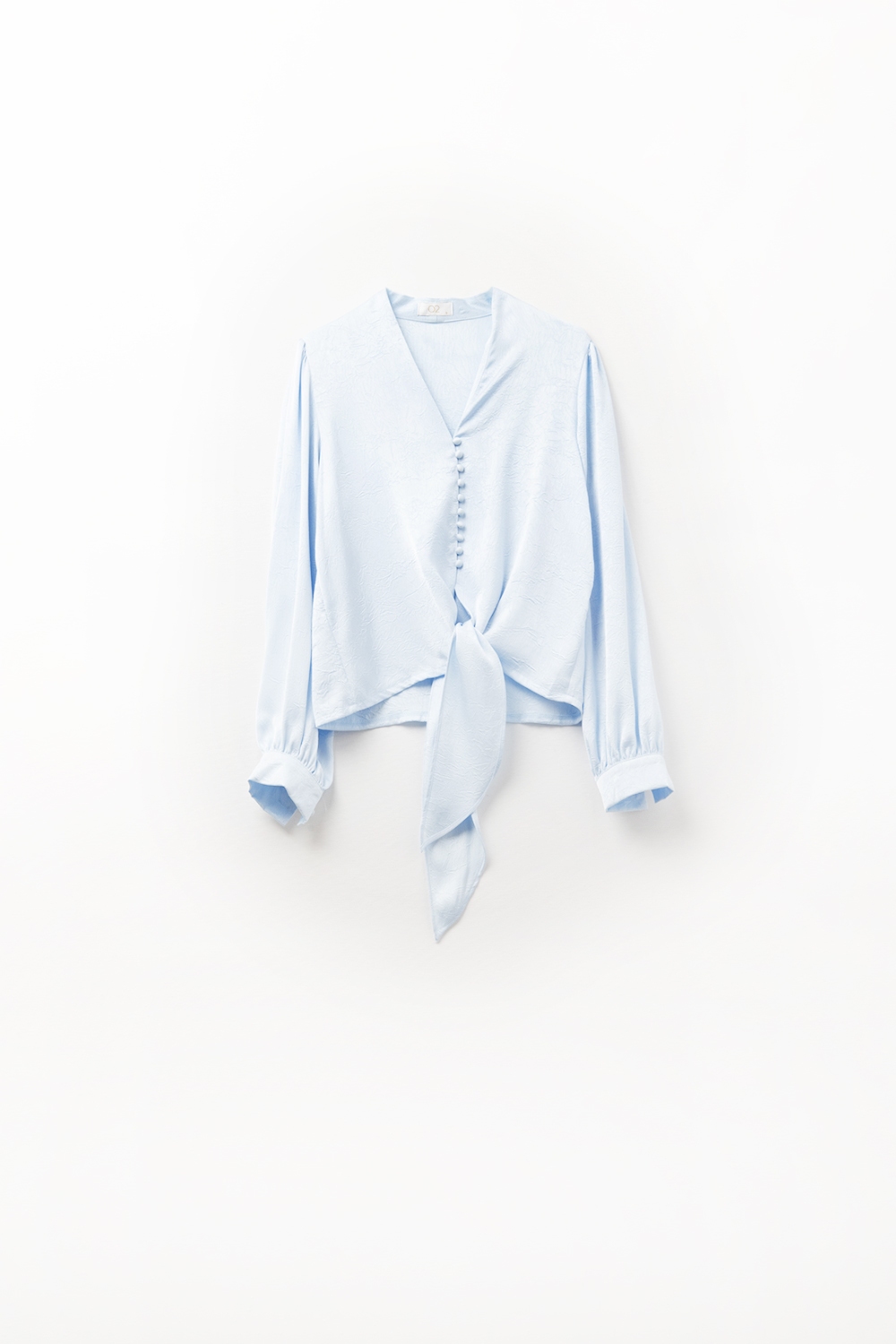 Camisa recortada abotonada en azul con nudo Camisa recortada abotonada en azul con nudo