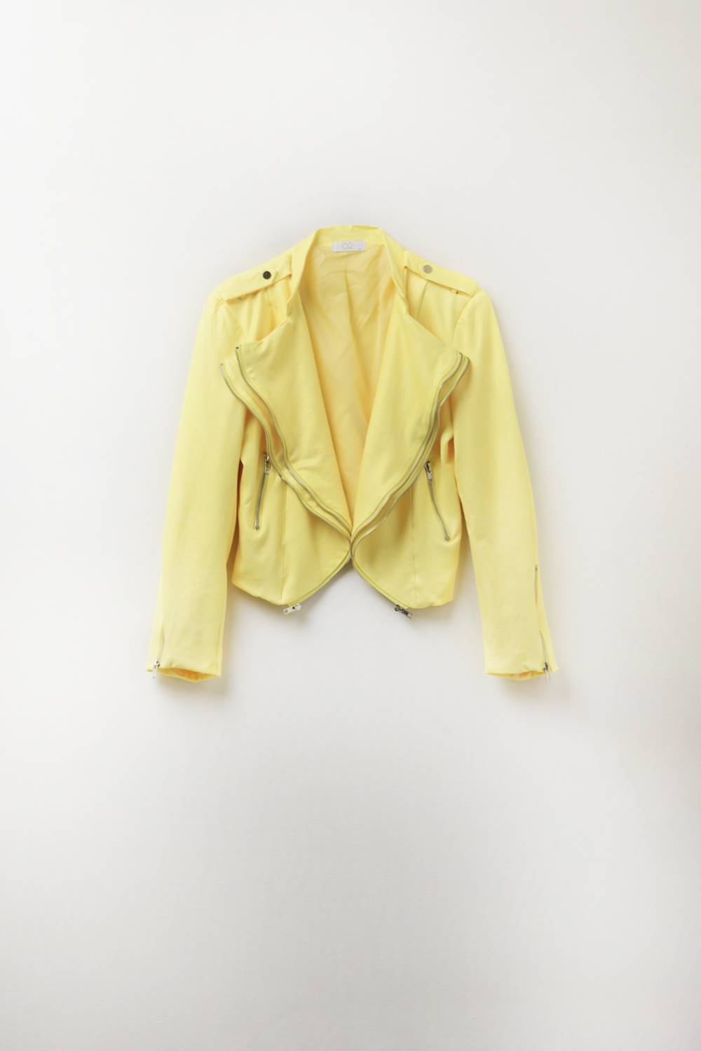 Chaqueta amarilla con detalles de cremallera Chaqueta amarilla con detalles de cremallera