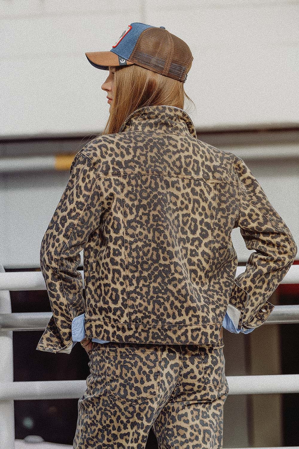 Chaqueta marr&oacute;n con estampado de leopardo en tela vaquera
