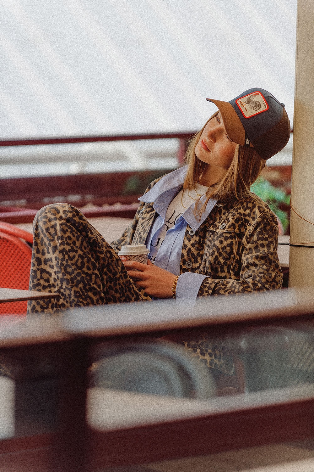 Chaqueta marr&oacute;n con estampado de leopardo en tela vaquera