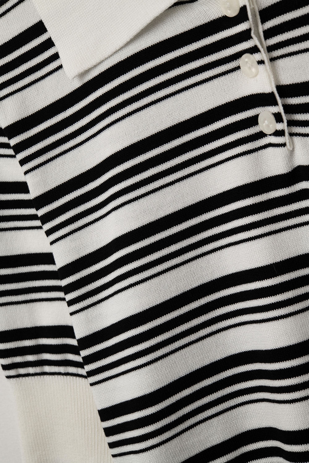 Jersey de rayas blancas y negras con cuello polo