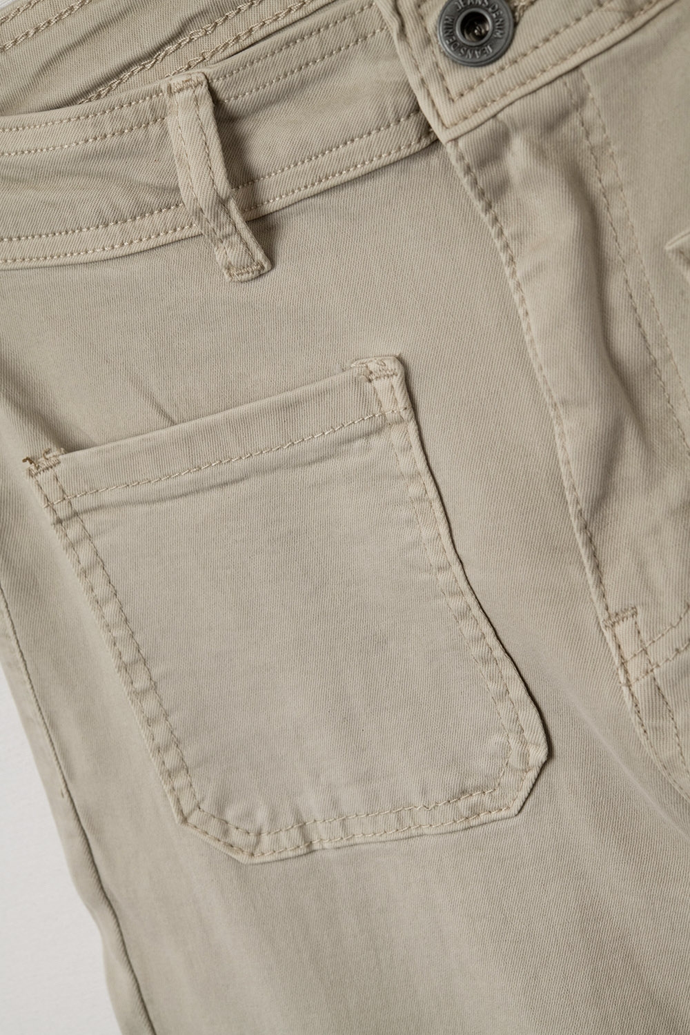 pantalones de pierna ancha con bolsillos delanteros en beige