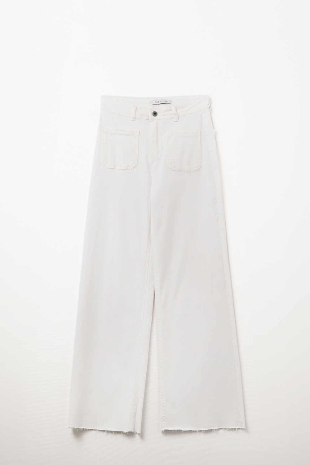 Pantalones blancos rectos con bolsillos delanteros