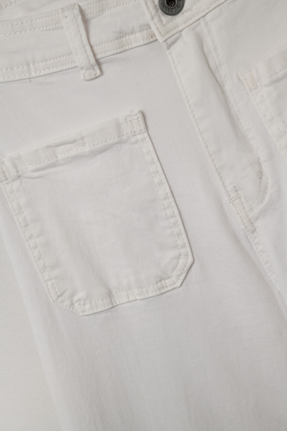 Pantalones blancos rectos con bolsillos delanteros