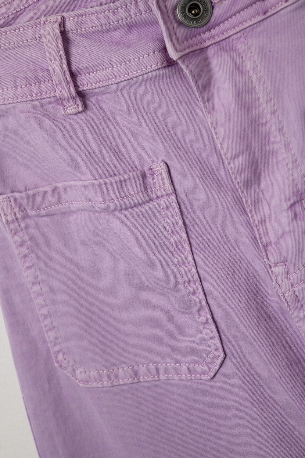 pantalones lila de pierna recta con bolsillos frontales