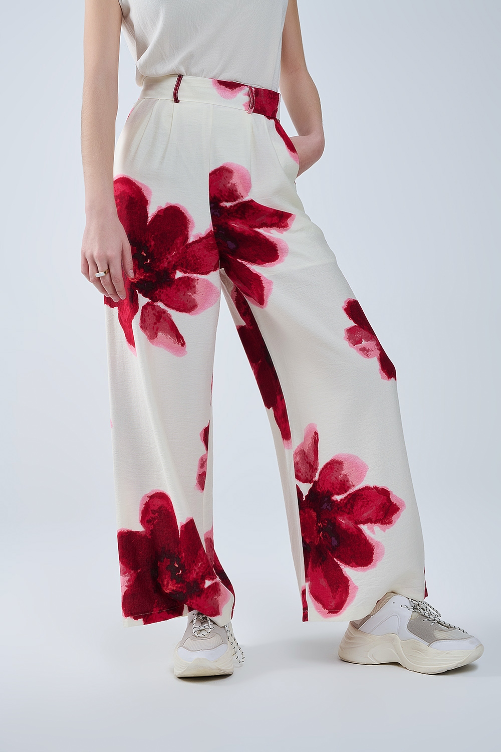 Pantalón palazzo beige con estampado de flores tropicales rojas y cinturón a juego Pantalón palazzo beige con estampado de flores tropicales rojas y cinturón a juego