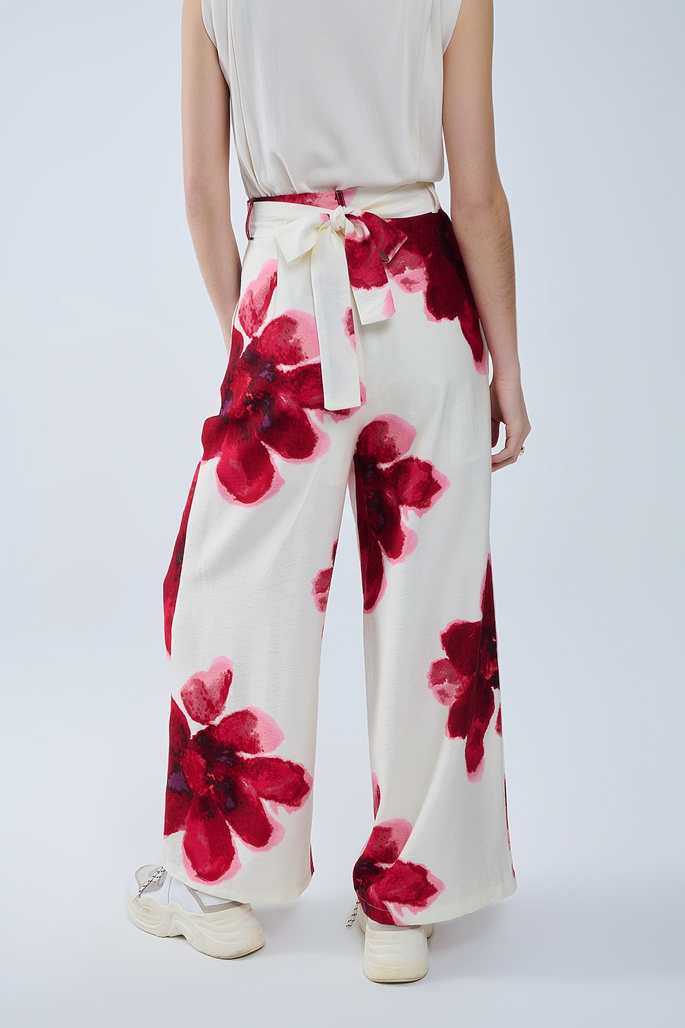 Pantalón palazzo beige con estampado de flores tropicales rojas y cinturón a juego Pantalón palazzo beige con estampado de flores tropicales rojas y cinturón a juego