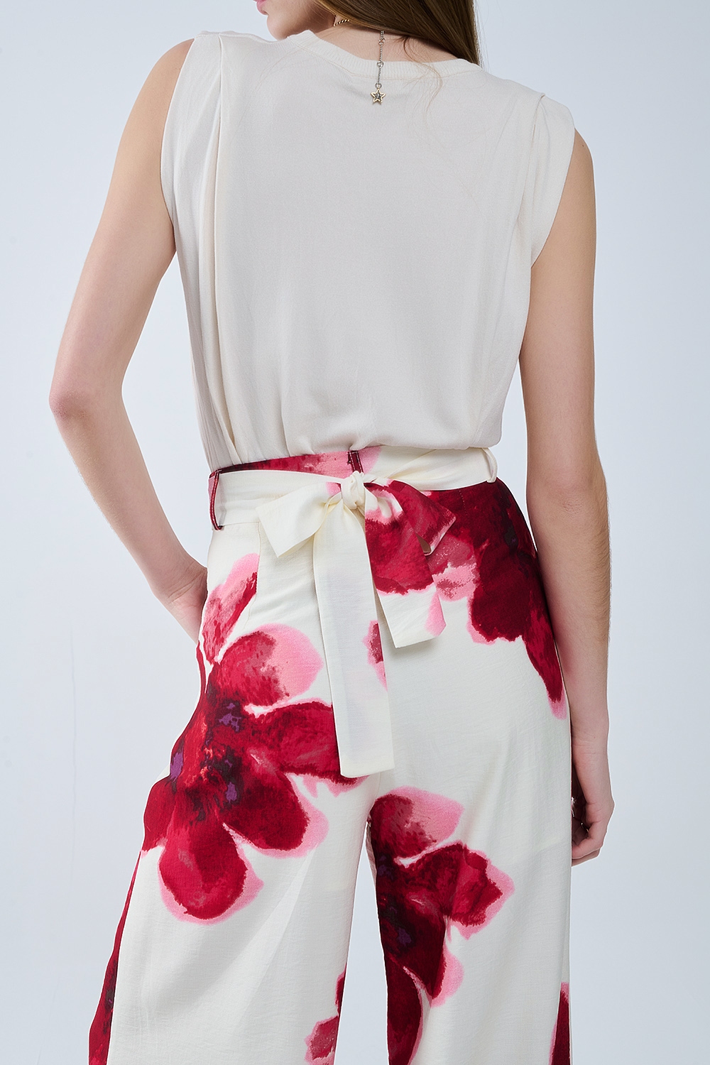 Pantalón palazzo beige con estampado de flores tropicales rojas y cinturón a juego Pantalón palazzo beige con estampado de flores tropicales rojas y cinturón a juego