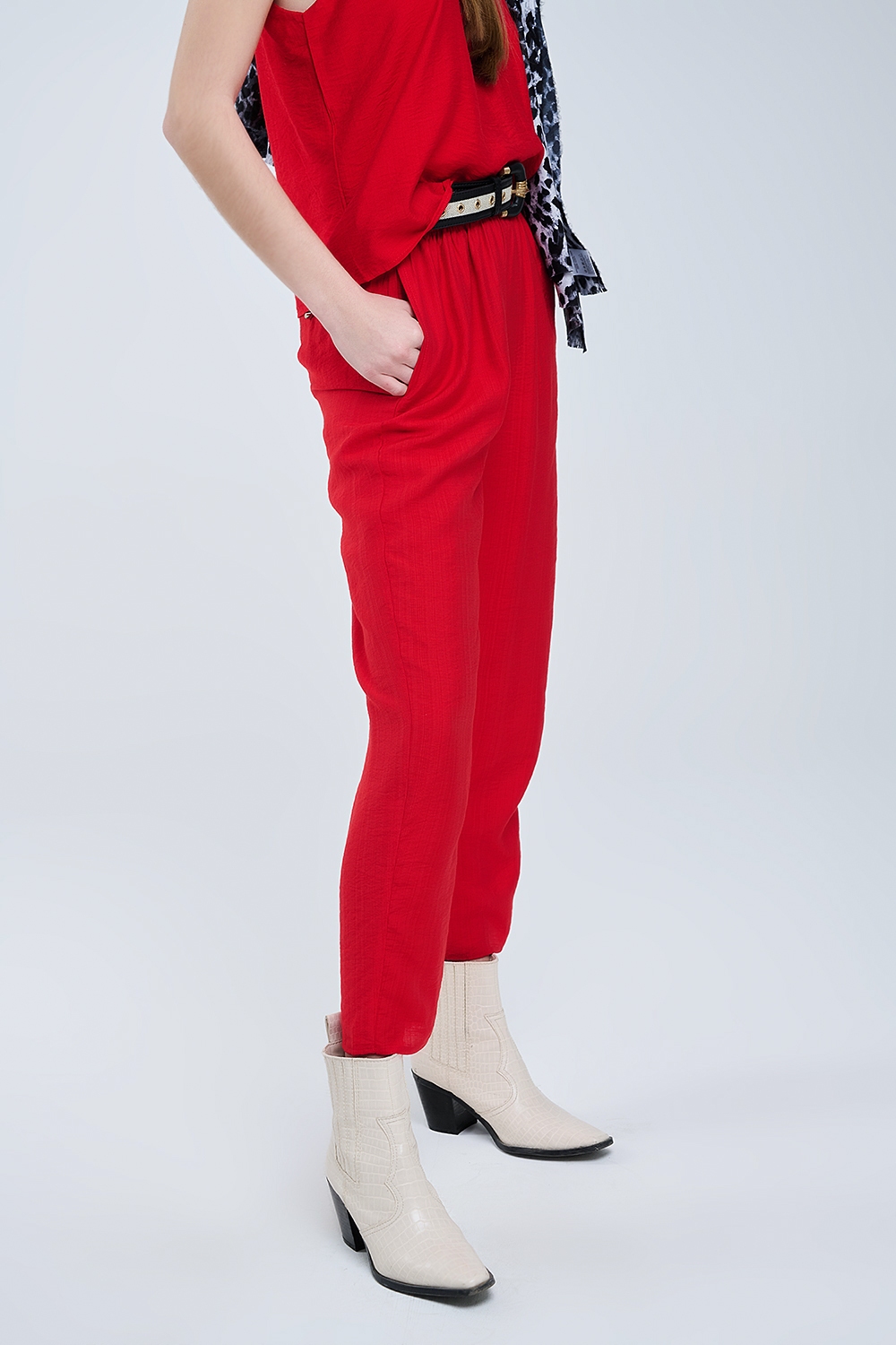 Pantalones veraniegos con cintura elástica y bolsillos en rojo Pantalones veraniegos con cintura elástica y bolsillos en rojo