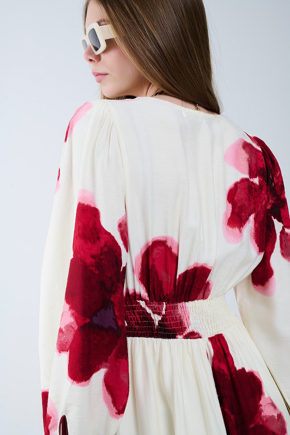 Vestido midi cruzado beige con estampado floral tropical rojo y mangas largas Vestido midi cruzado beige con estampado floral tropical rojo y mangas largas