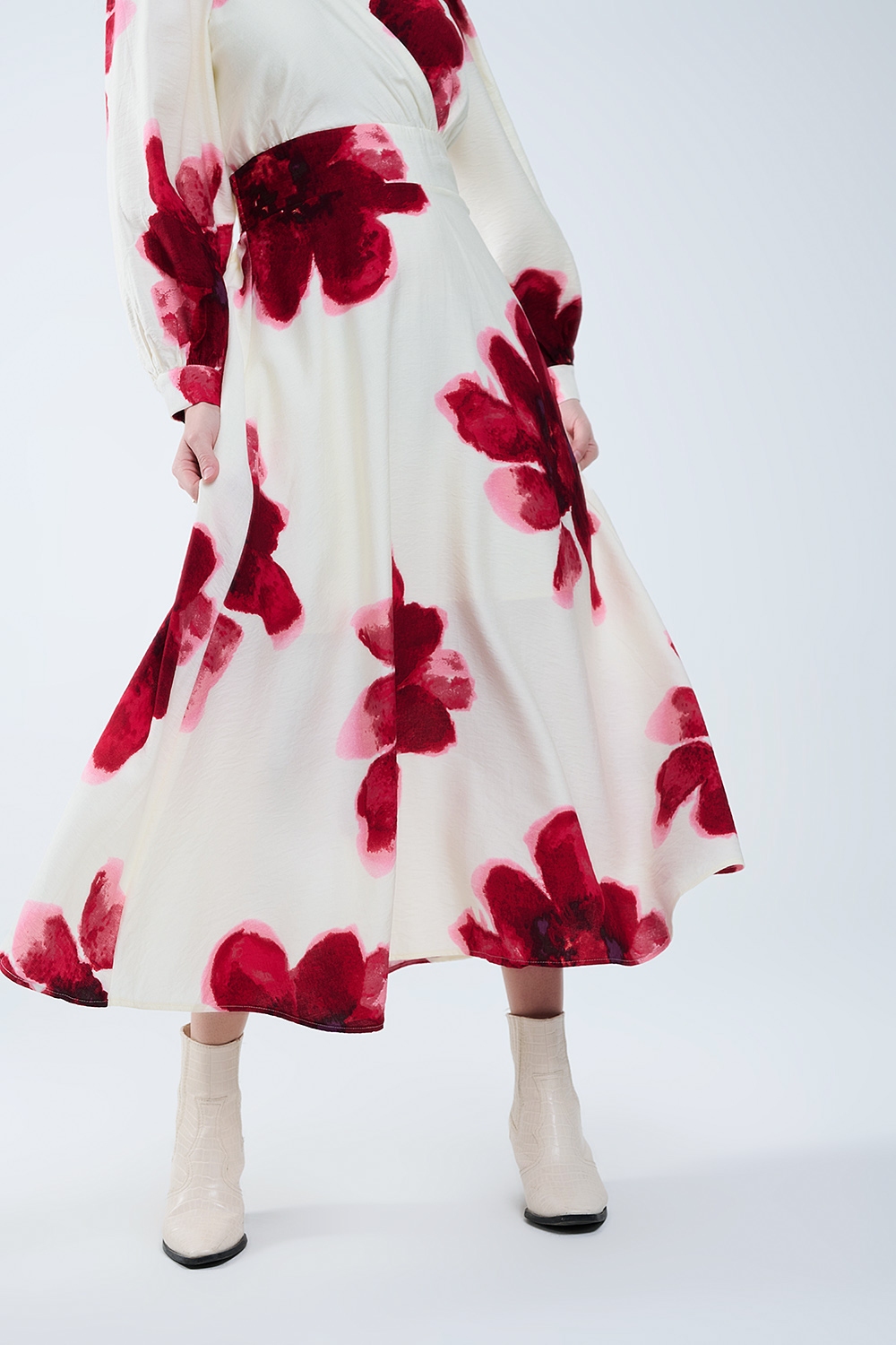 Vestido midi cruzado beige con estampado floral tropical rojo y mangas largas Vestido midi cruzado beige con estampado floral tropical rojo y mangas largas
