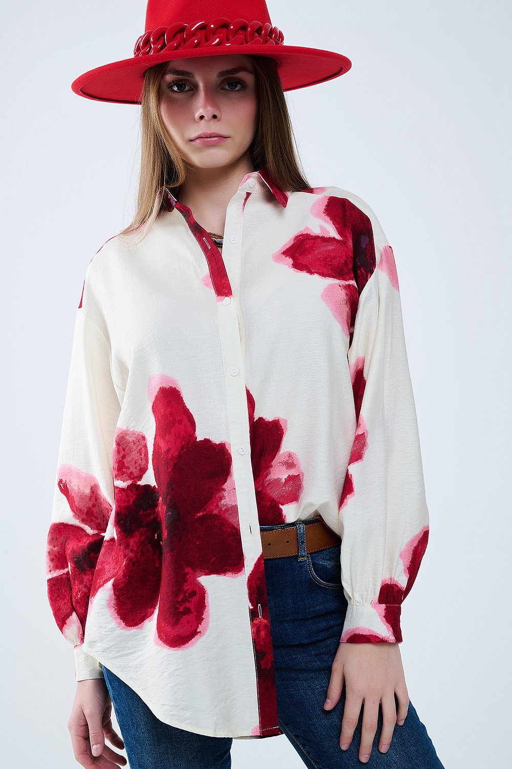 Camisa relajada en beige con estampado de flores tropicales en rojo Camisa relajada en beige con estampado de flores tropicales en rojo