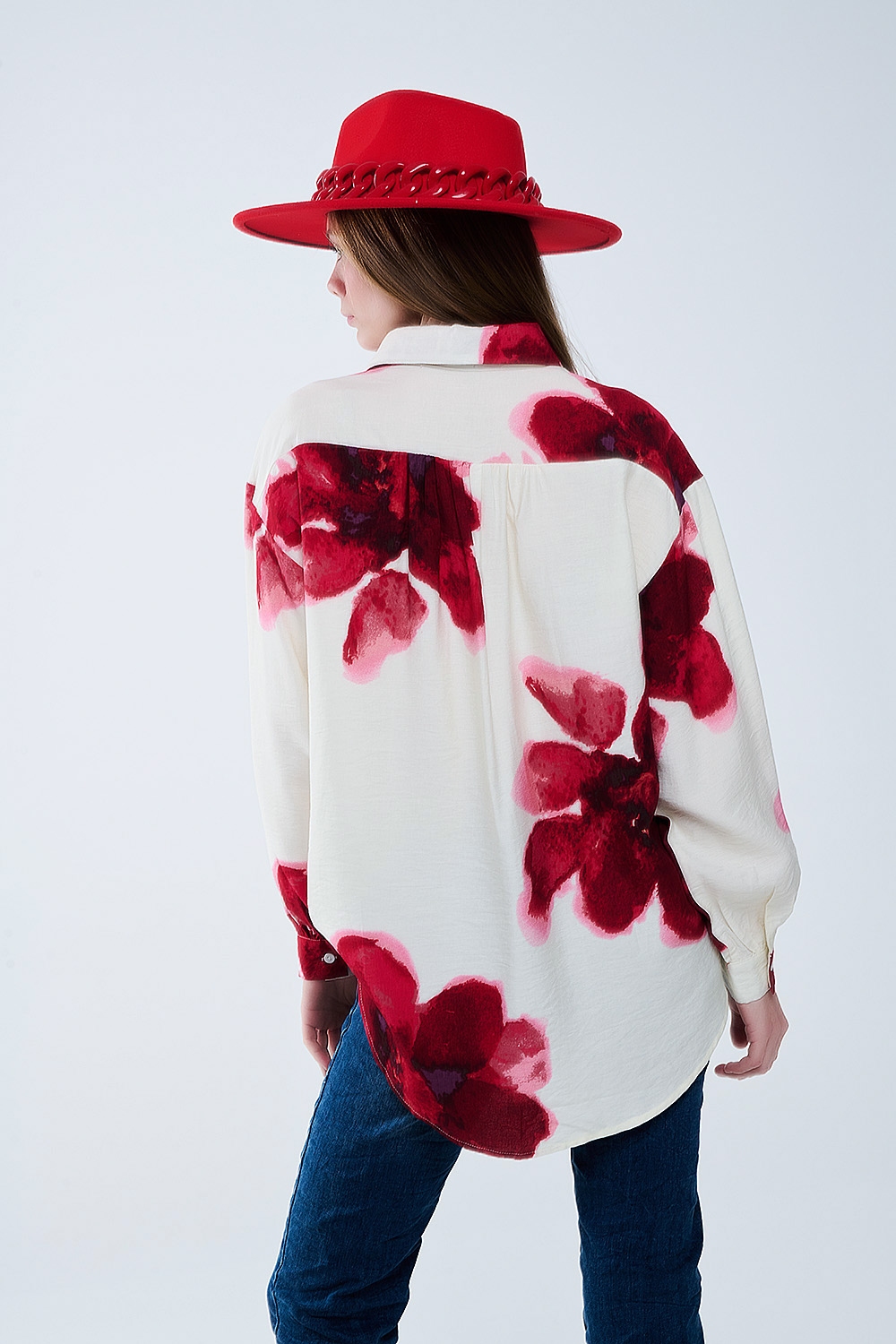 Camisa relajada en beige con estampado de flores tropicales en rojo Camisa relajada en beige con estampado de flores tropicales en rojo