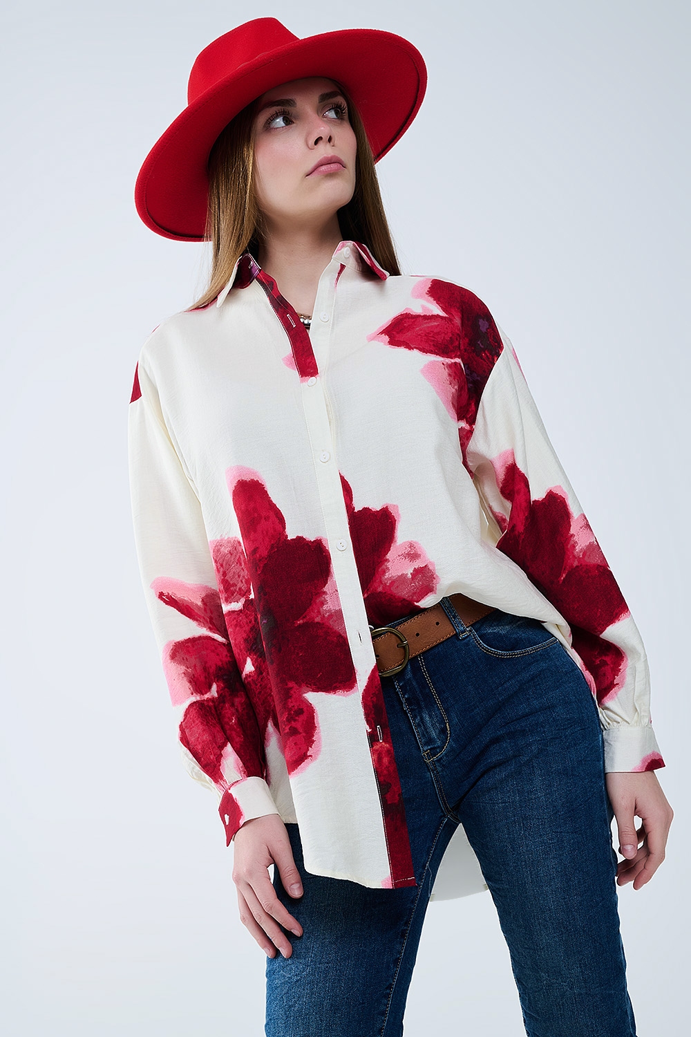 Camisa relajada en beige con estampado de flores tropicales en rojo Camisa relajada en beige con estampado de flores tropicales en rojo