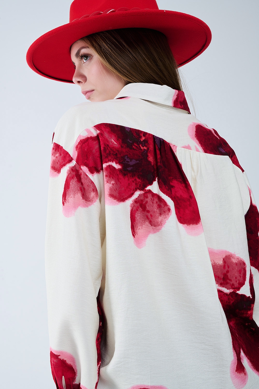 Camisa relajada en beige con estampado de flores tropicales en rojo Camisa relajada en beige con estampado de flores tropicales en rojo